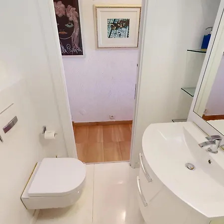 Appartement Climatise Avec Vue Et Terrasse A Menton